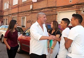 Esteban Jiménez saluda a jóvenes gitanos en Las Viudas en 2019, en presencia de la concejala socialista Carmen Jiménez.