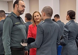 El jefe de la Comandancia de la Guardia Civil de Segovia y la subdelegada saludan a los agentes incorporados.