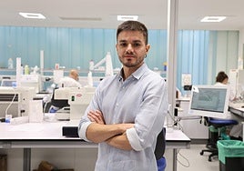 Jorge Martín Arana posa en los laboratorios del Hospital Clínico Universitario de Valladolid.