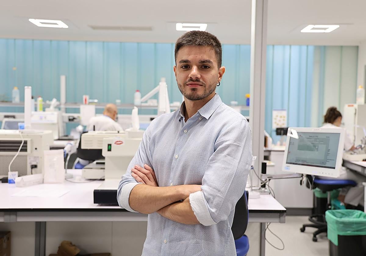 Jorge Martín Arana posa en los laboratorios del Hospital Clínico Universitario de Valladolid.