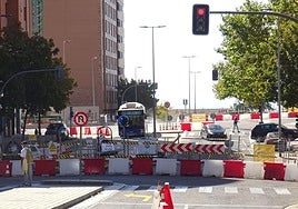El corte del tramo de salida de la calle Ciudad de la Habana, entre Juan García Hortelano y Manuel Azaña, por las obras de la red de calor en Parquesol.