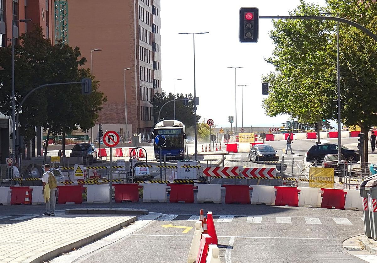 El corte del tramo de salida de la calle Ciudad de la Habana, entre Juan García Hortelano y Manuel Azaña, por las obras de la red de calor en Parquesol.