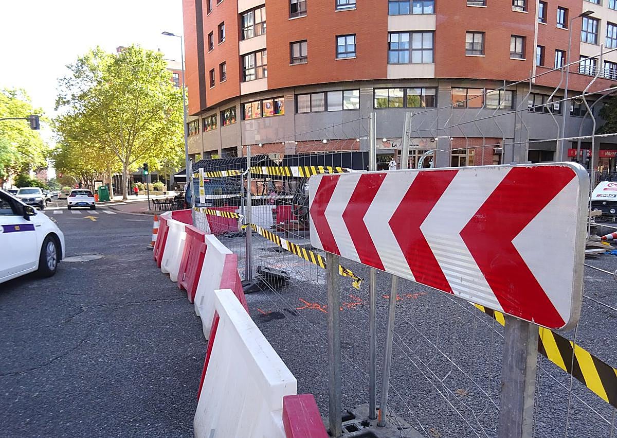 Imagen secundaria 1 - Arriba, dos conductores dan la vuelta para salir de la calle Juan García Hortelano. Debajo, a la izquierda, el desvío hacia Amadeo Arias desde Ciudad de la Habana. a la derecha, la señal de giro que lo indica unos metros más atrás en esta última calle.