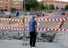 Un vecino de Nueva Segovia observa el estado de las obras en la plaza de Béquer, este viernes.