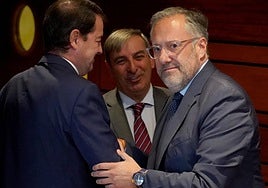 Carlos Pollán (Vox) saluda a Alfonso Fernández Mañueco, en las Cortes, en durante un pleno autonómico.