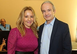 Mariló Reina, directora del centro asociado en Segovia de la UNED, y Carlos Briones, encargado de la inauguración del curso.