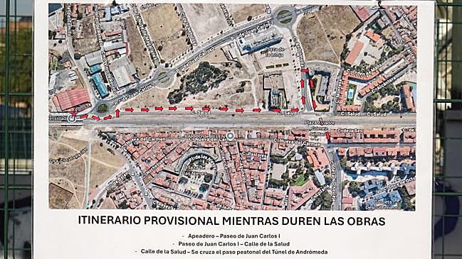 Imagen después - El cartel que indica el cierre del paso del apeadero y el mapa, al revés, que muestra la ruta alternativa y que lleva a confusión.