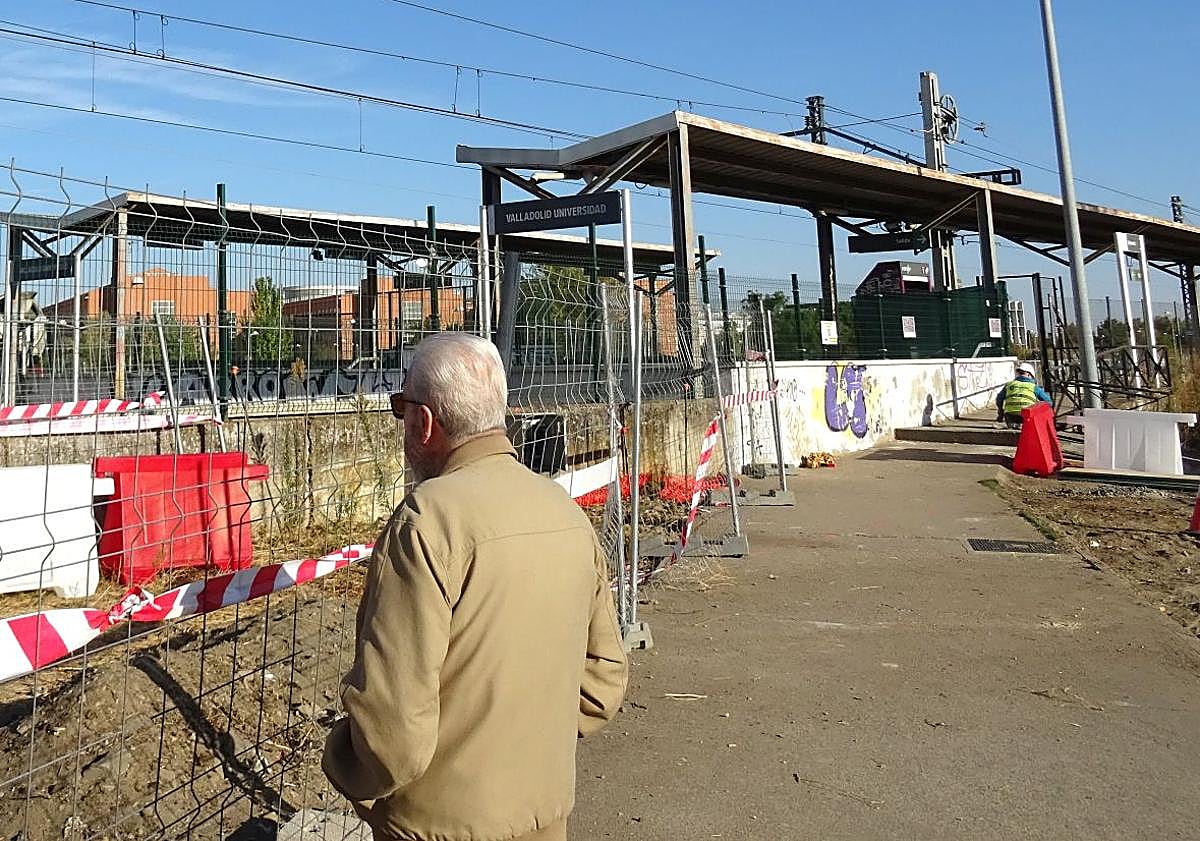 Imagen principal - Arriba, obras en el apeadero del lado de Juan Carlos I. Debajo, a la izquierda, detalle de la rampa provisional para acceder a la parada del tren y que corta la anterior rampa. A la derecha, una pilotadora trabaja del lado del Campus Miguel Delibes.