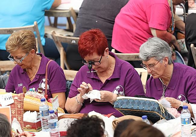 Un grupo de encajeras de Peñaranda de Bracamonte, durante su labor.
