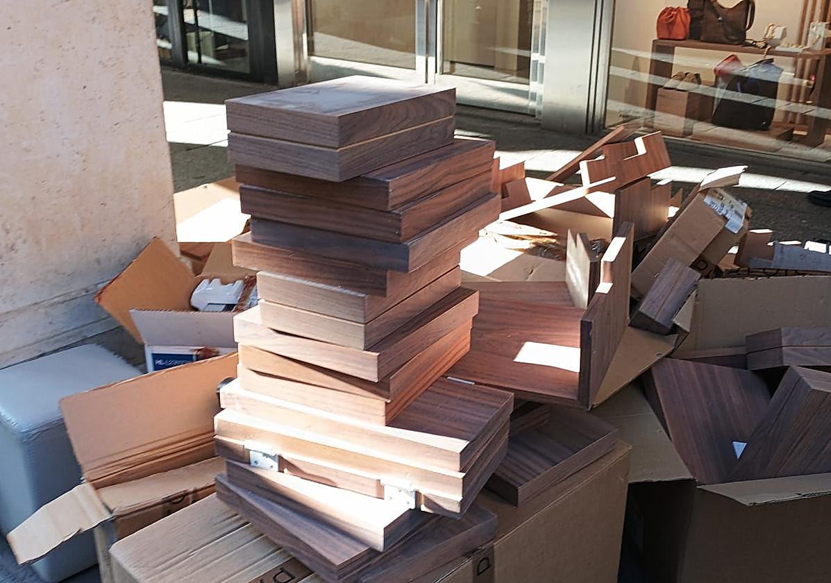 Restos de madera entre las cajas de cartón.