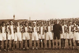 Una formación del Valladolid en la temporada 1934-35, cuando los blanquivioletas endosaron un doloroso 8-2 al Sporting de Gijón en el campo de la Sociedad Taurina. El húngaro Kohut, tercero de derecha a izquierda y San Emeterio, séptimo, fueron los máximos goleadores con 2 y 3 tantos, respectivamente.