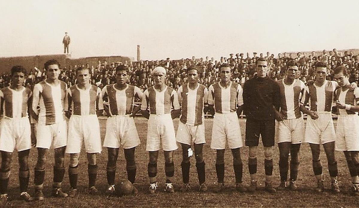 Una formación del Valladolid en la temporada 1934-35, cuando los blanquivioletas endosaron un doloroso 8-2 al Sporting de Gijón en el campo de la Sociedad Taurina. El húngaro Kohut, tercero de derecha a izquierda y San Emeterio, séptimo, fueron los máximos goleadores con 2 y 3 tantos, respectivamente.