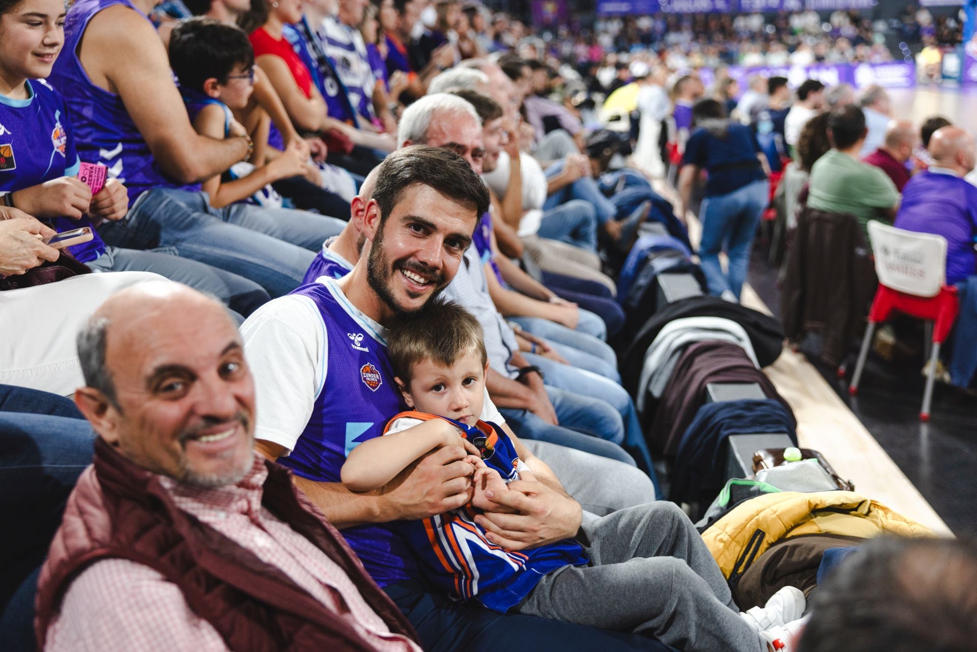 Búscate en las gradas del Súper Agropal-Menorca