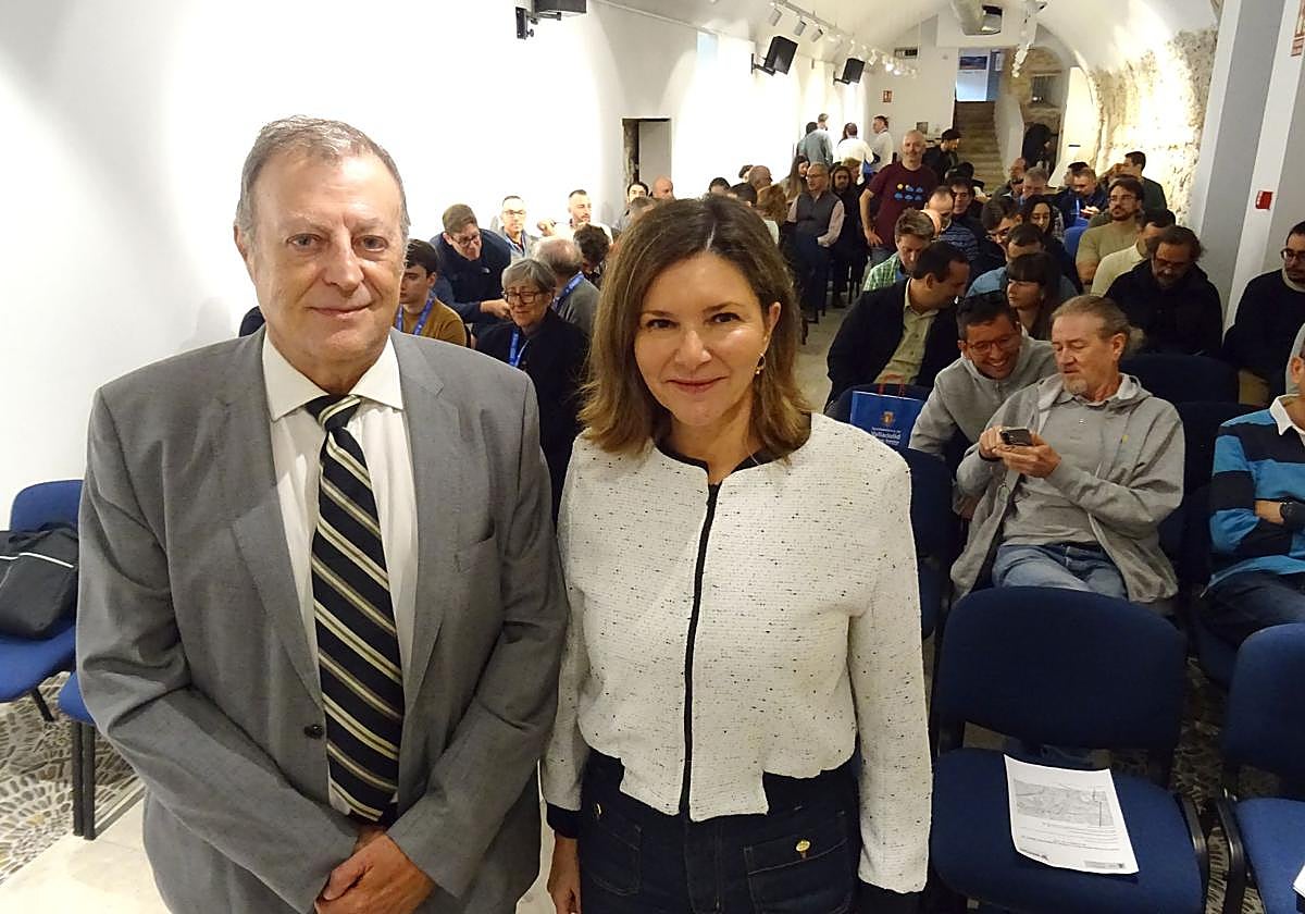 El delegado territorial y la presidenta de la Aemet, Manuel Mora y María José Rallo, este sábado en el congreso Sinobas en San Benito.