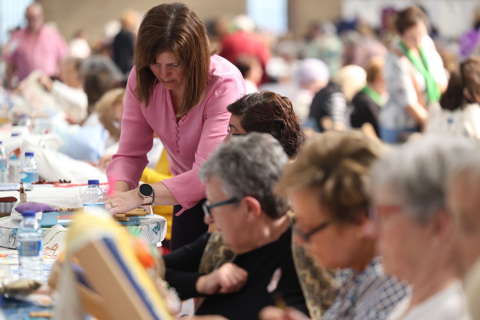 Encuentro nacional de encajeras en el Polideportivo Rondilla en Valladolid