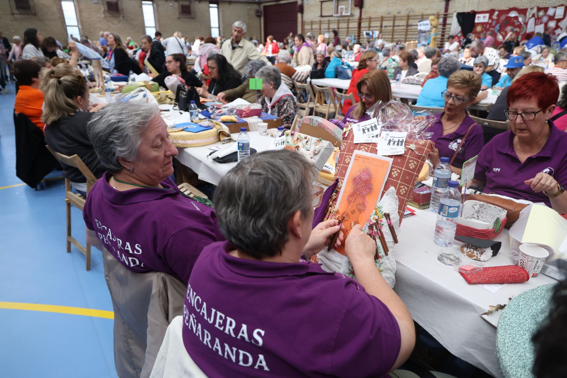 Encuentro nacional de encajeras en el Polideportivo Rondilla en Valladolid