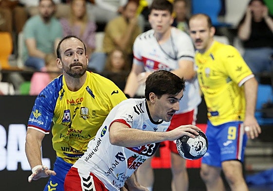 Un jugador del Nava se zafa de un rival en un partido anterior.