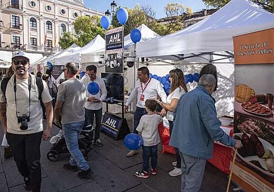 Multitud de visitantes en los expositores de la feria de los jóvenes empresarios de Segovia, este sábado.