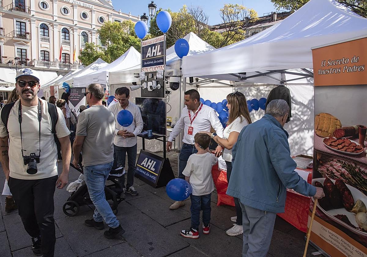 Multitud de visitantes en los expositores de la feria de los jóvenes empresarios de Segovia, este sábado.