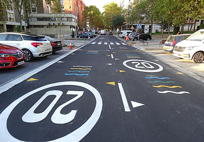 Las nuevas marcas viales que limitan a 20 kilómetros por hora la velocidad permitida en la calle Manuel Silvela.