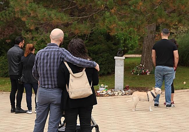 Las familias, abrazadas, ante la escultura 'Amar sin latido' del cementerio de Las Contiendas.