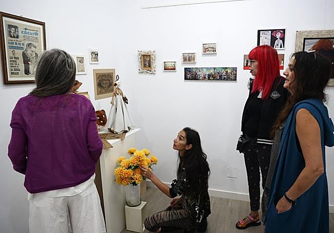 Las artistas, junto a varias de las piezas de la exposición.
