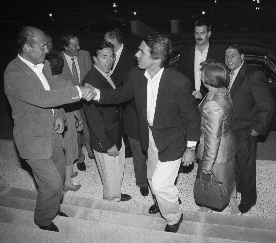 José María Aznar, en aquel entonces presidente del Gobierno, llega a Quintanilla de Onésimo donde tradicionalmente pasaba sus vacaciones de verano en las que aprovechaba para cenar con militantes del Partido Popular. En la imagen saluda a Santiago López Valdivielso, que era director de la Guardia Civil. 27 de agosto de 1997.