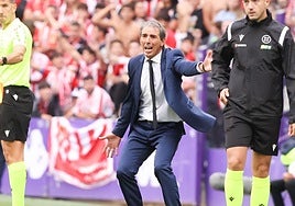 Almada, desencajado en la banda, da órdenes a sus jugadores.