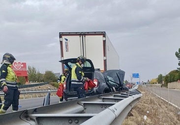 Excarcelan a un conductor de 45 años atrapado tras chocar contra un camión en la A-62 en Valladolid