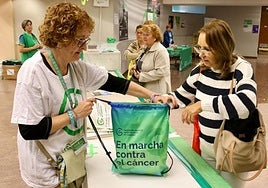Varias personas se apuntan para la Marcha contra el Cáncer.