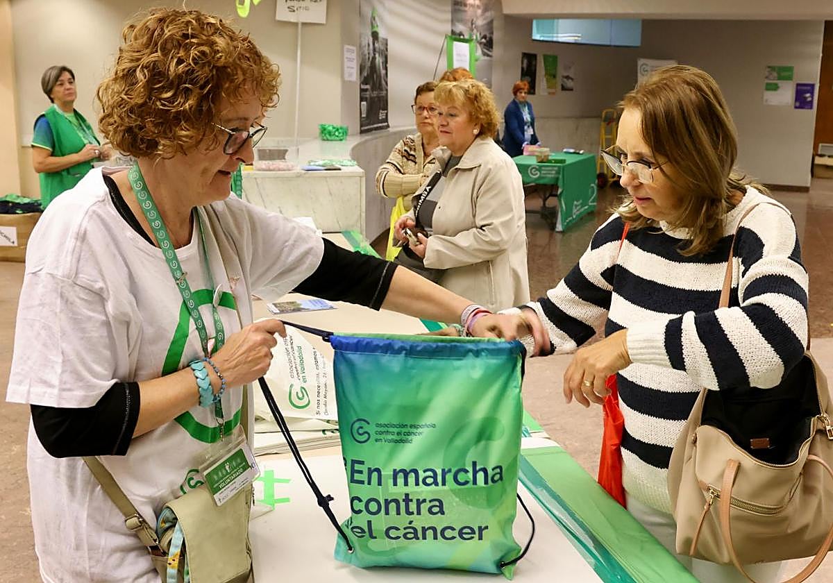 Varias personas se apuntan para la Marcha contra el Cáncer.