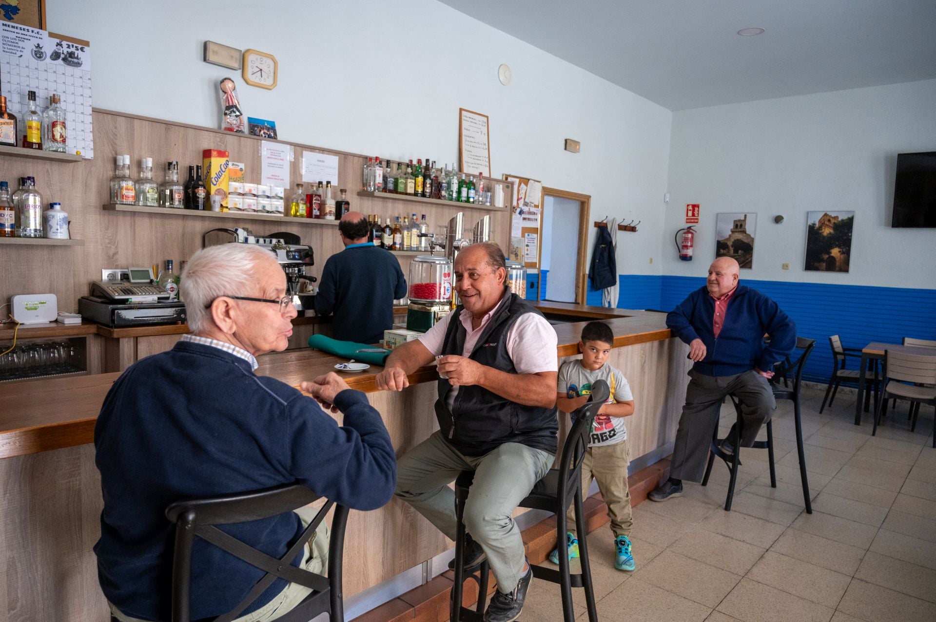 Varios vecinos, en el bar de Meneses de Campos.