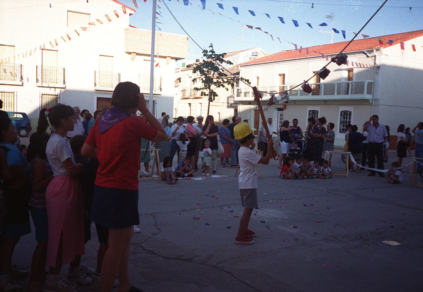Varios niños juegan a la piñata en el municipio. 8 de agosto de 2000.