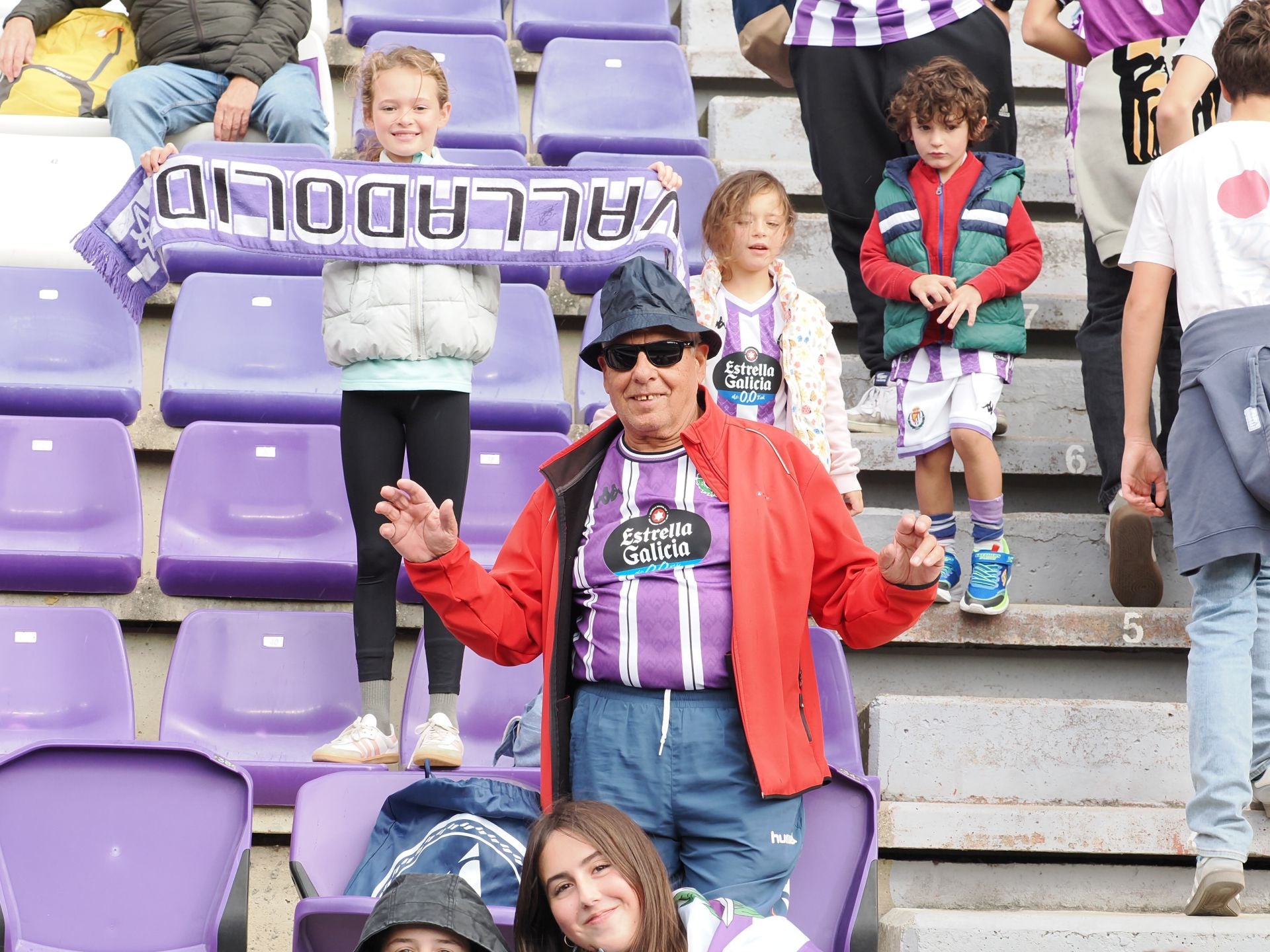 Búscate en la grada del Real Valladolid-Sporting de Gijón (2/4)