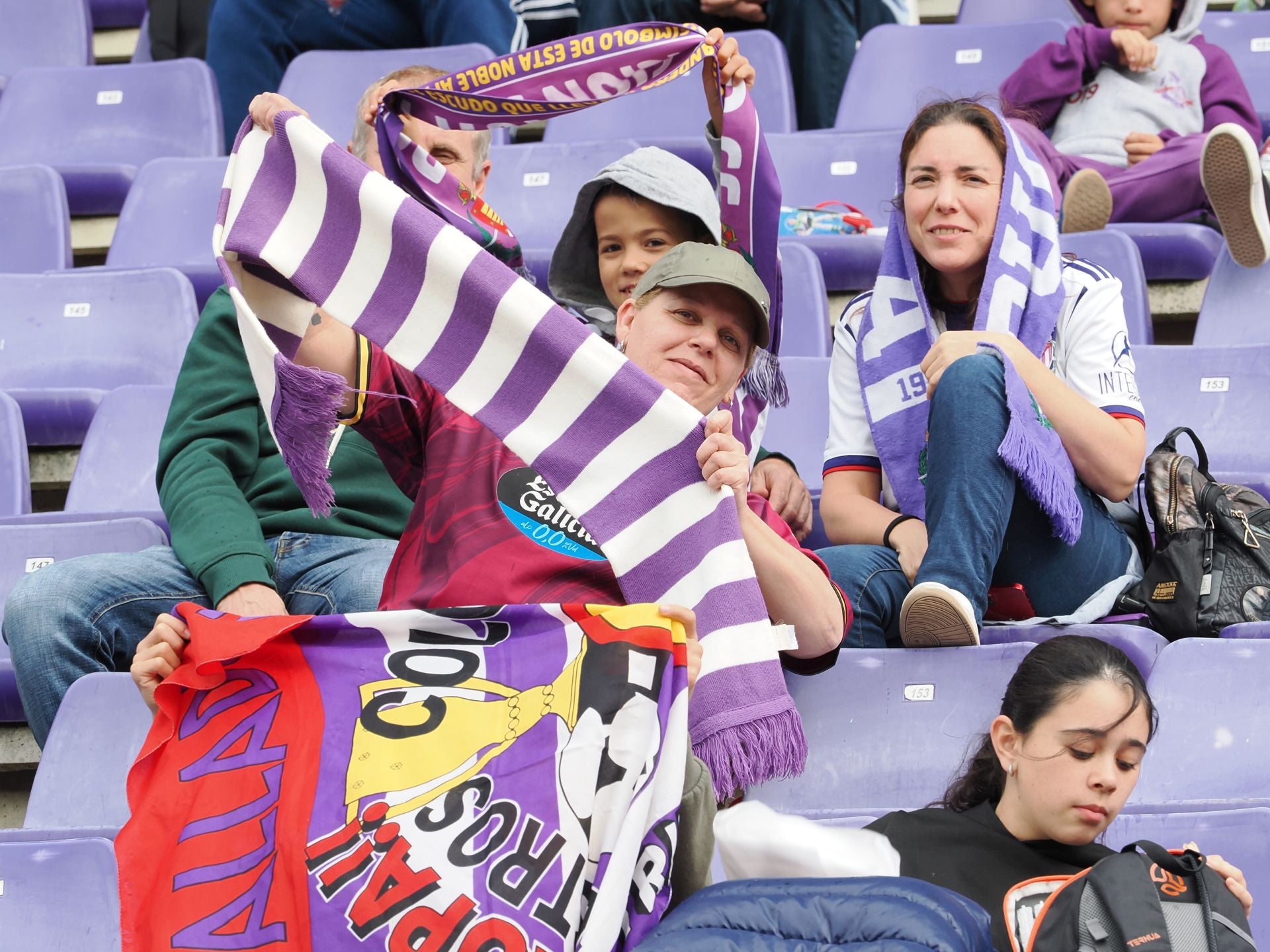 Búscate en la grada del Real Valladolid-Sporting de Gijón (3/4)