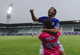 Felipe Peredo celebra uno de los goles con los compañeros del banquillo.