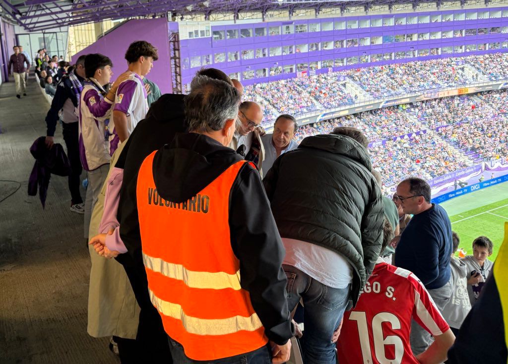 El público rodea al aficionado afectado en la zona del palco del Estadio José Zorrilla.
