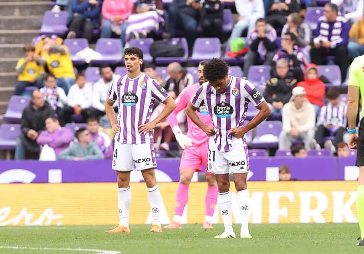 Torres y Ponceau, cabizbajos tras el tercer tanto sportinguista.