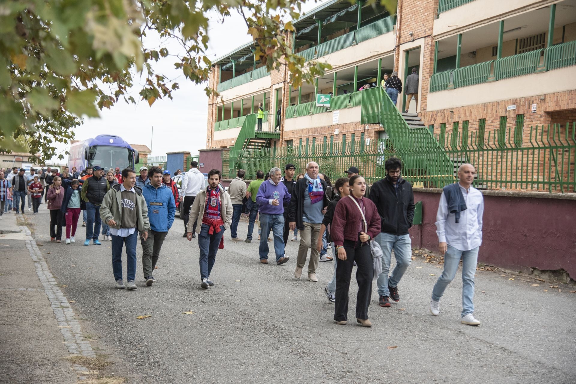Búscate en las gradas de La Albuera durante el Segoviana vs Ávila