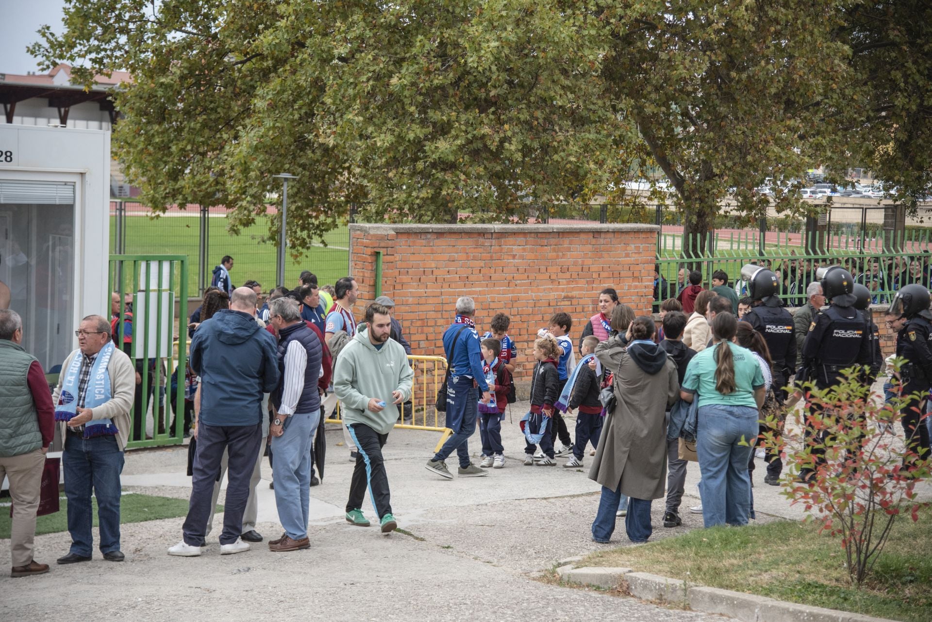 Búscate en las gradas de La Albuera durante el Segoviana vs Ávila.