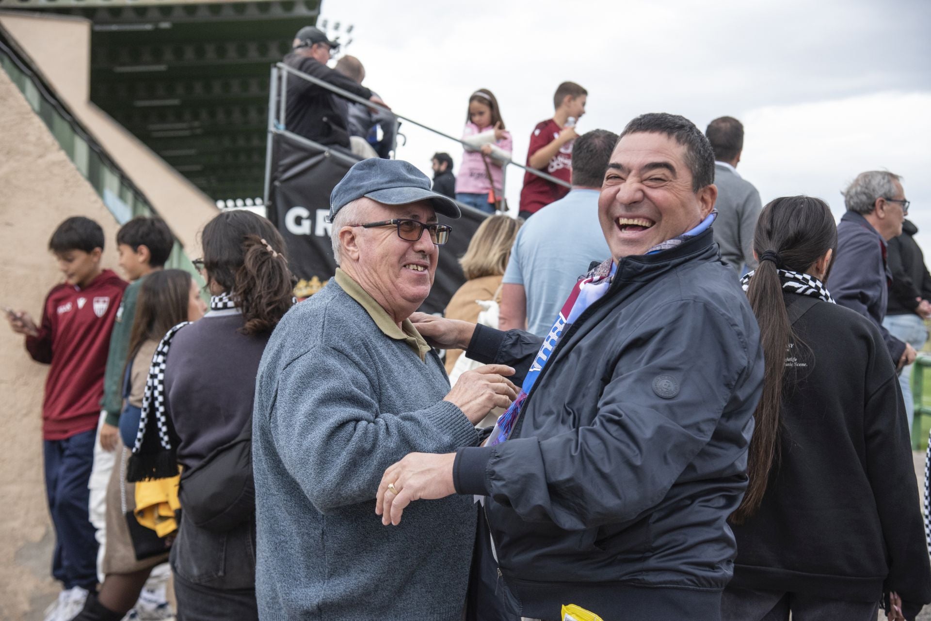 Búscate en las gradas de La Albuera durante el Segoviana vs Ávila