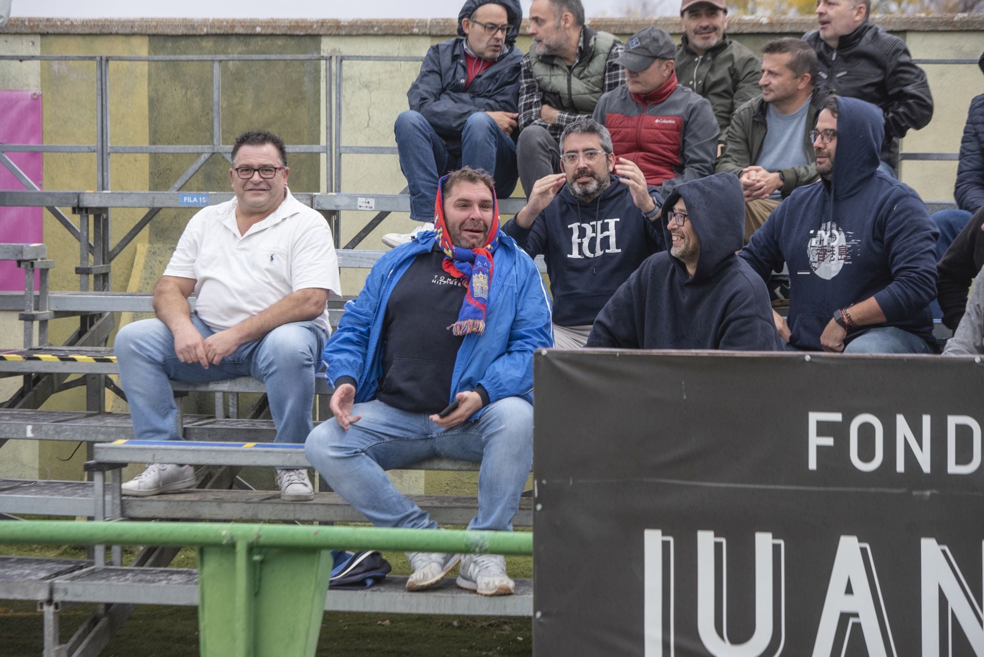 Búscate en las gradas de La Albuera durante el Segoviana vs Ávila