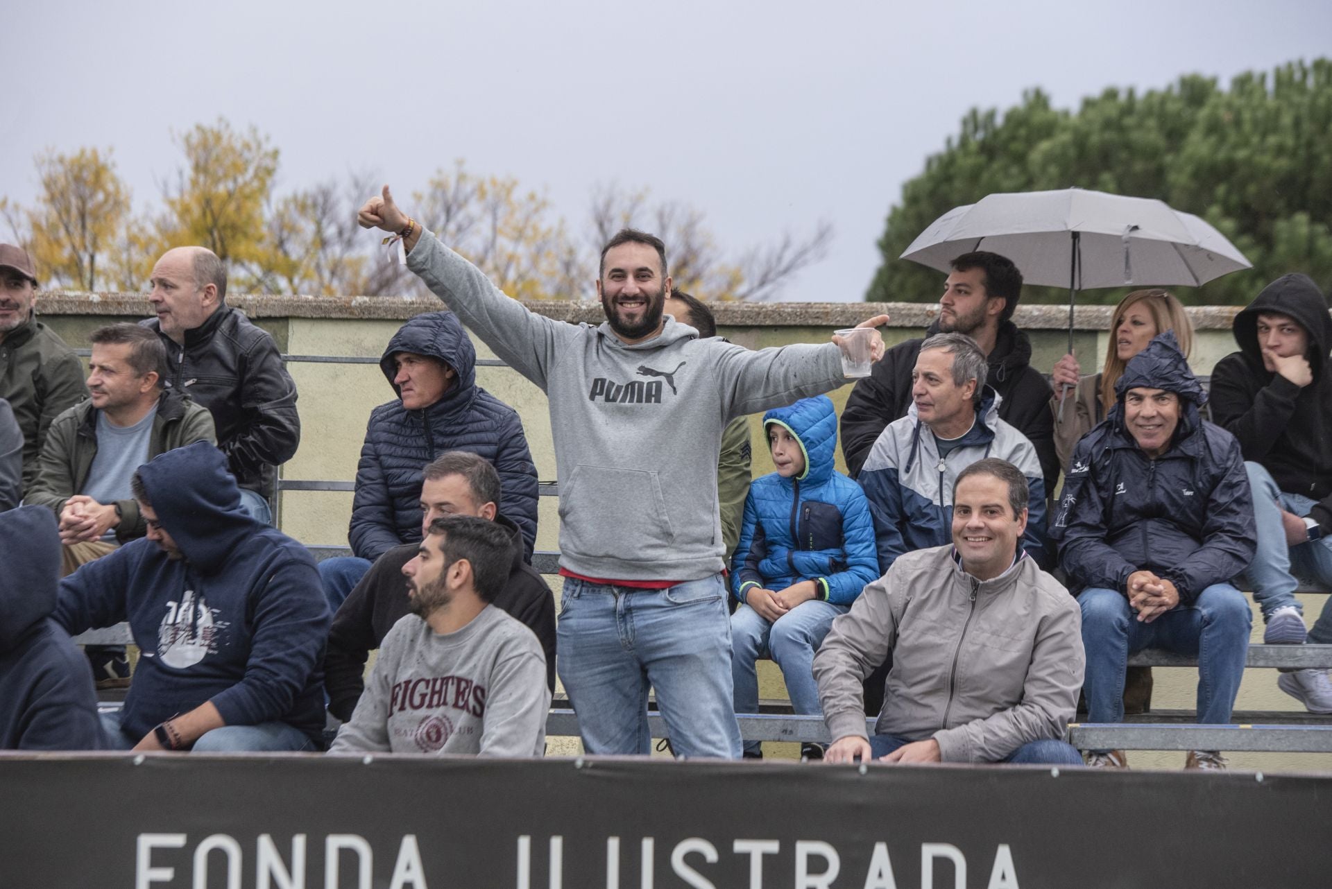 Búscate en las gradas de La Albuera durante el Segoviana vs Ávila
