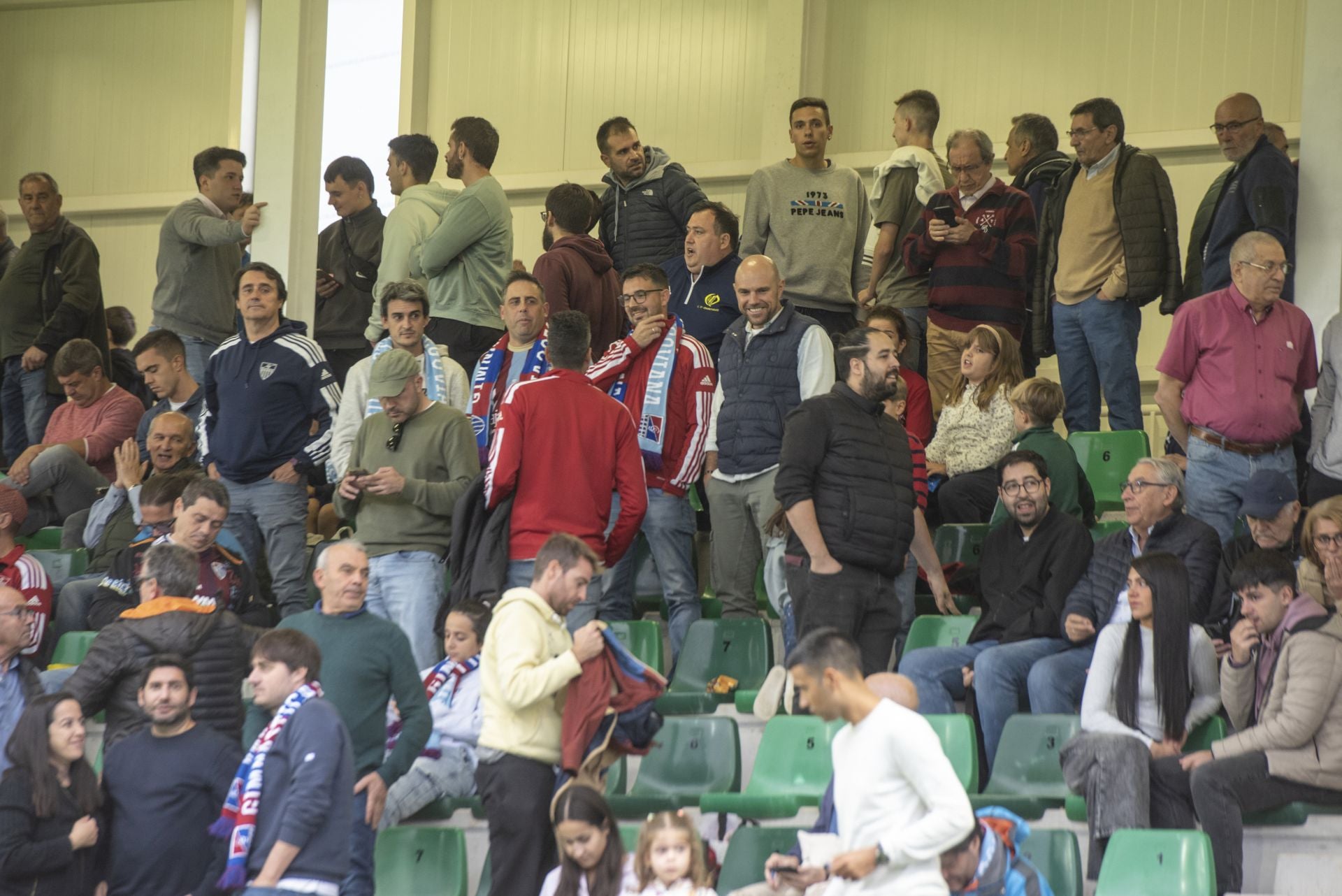 Búscate en las gradas de La Albuera durante el Segoviana vs Ávila