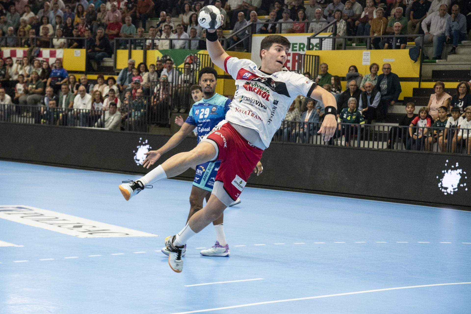 La derrota del Balonmano Nava, en imágenes