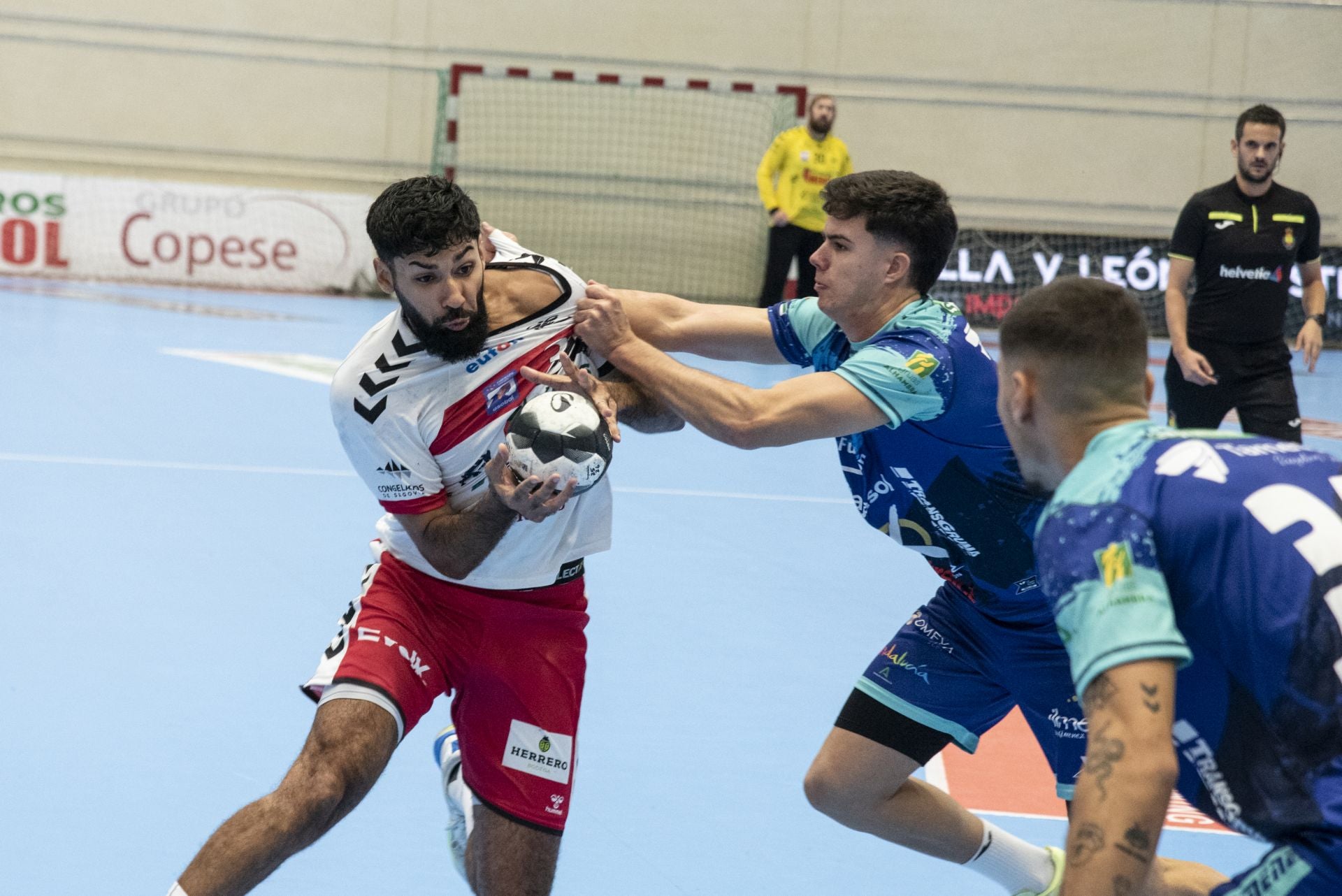 La derrota del Balonmano Nava, en imágenes