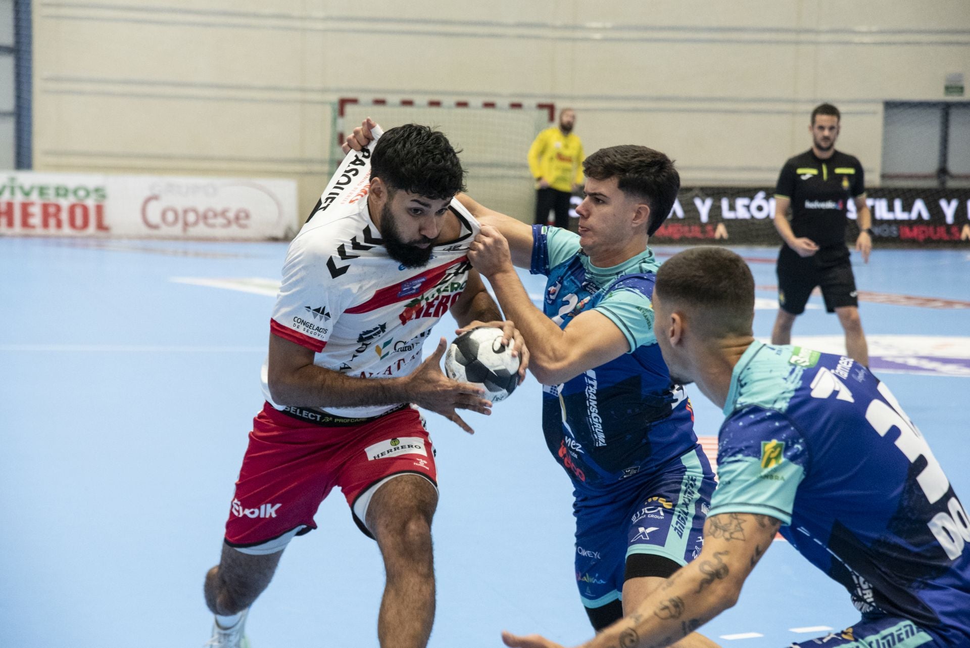 La derrota del Balonmano Nava, en imágenes