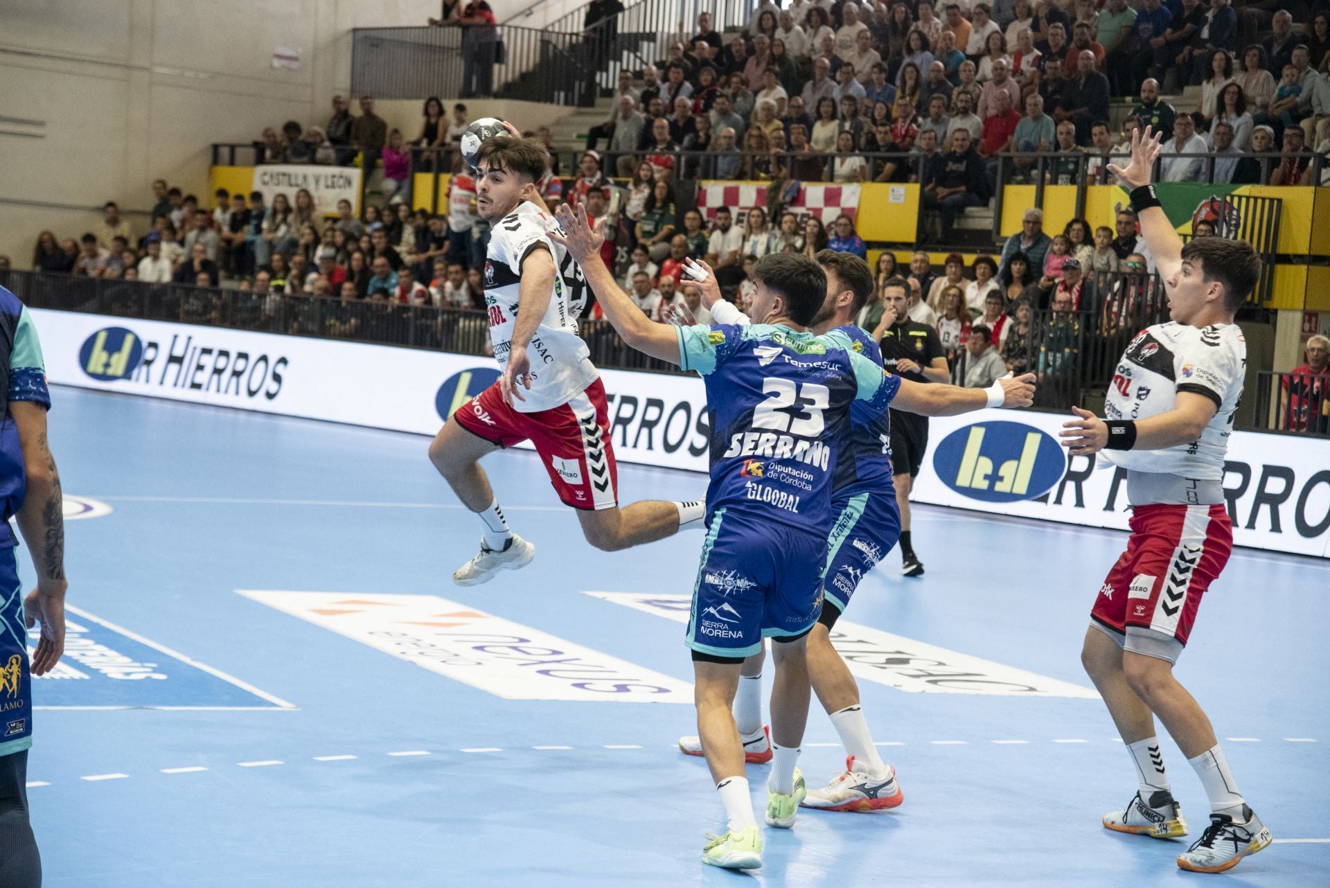 La derrota del Balonmano Nava, en imágenes