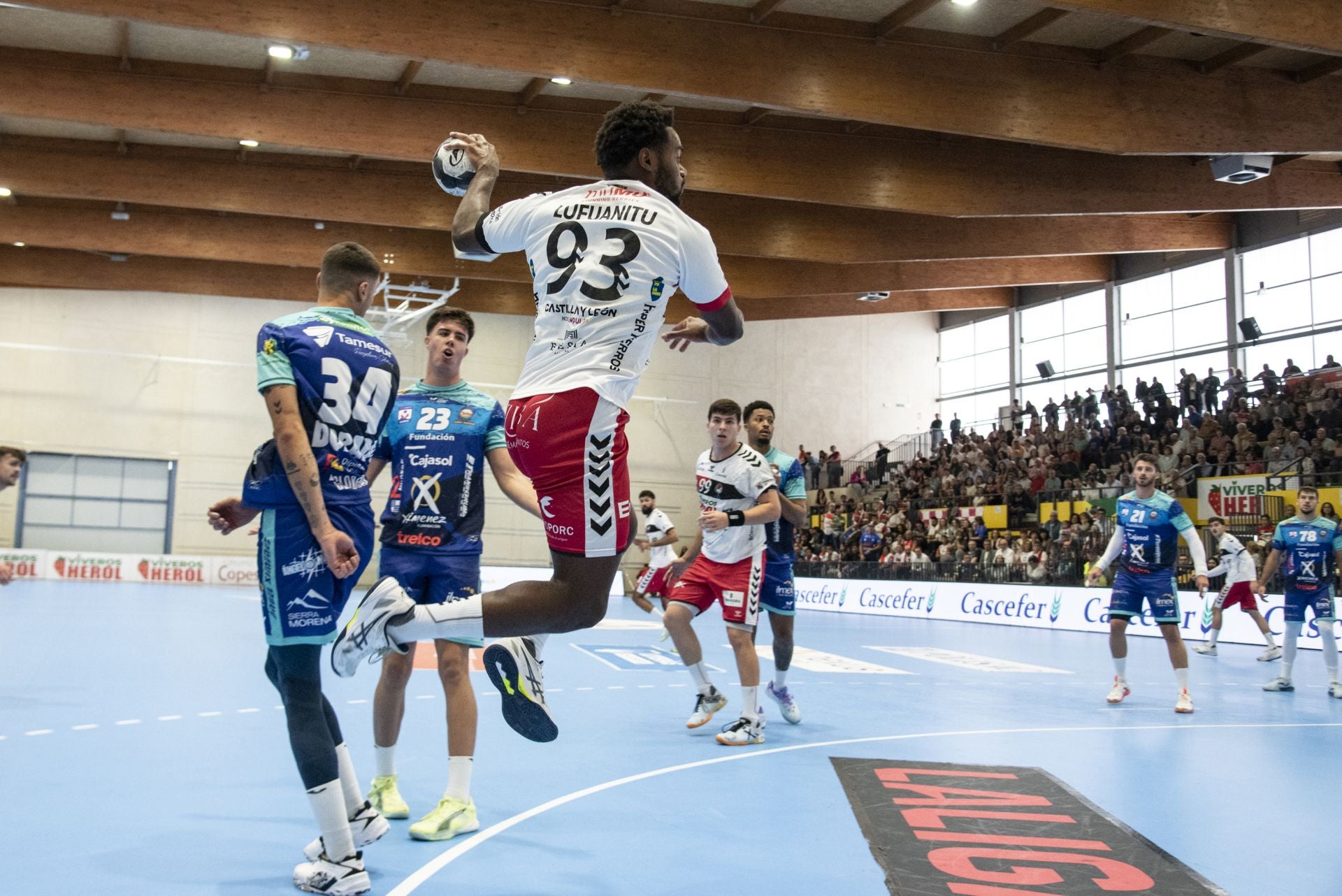 La derrota del Balonmano Nava, en imágenes