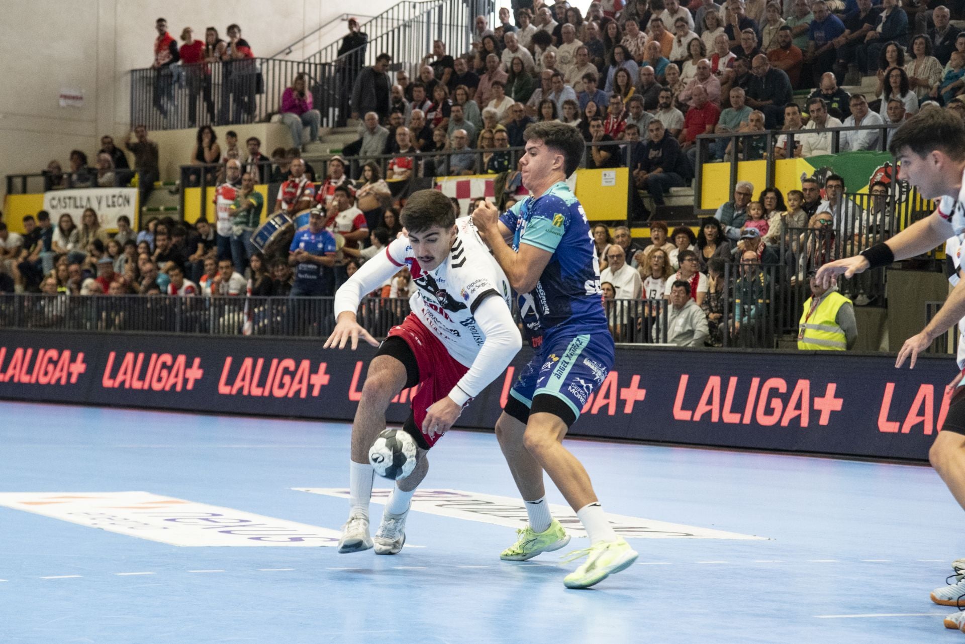 La derrota del Balonmano Nava, en imágenes